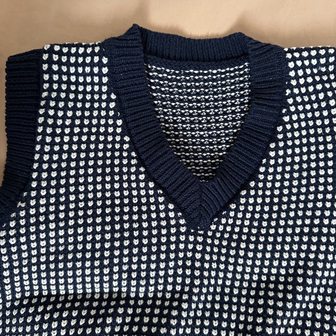 Navy Blue n White Knitted Vest (Category: Sleeveless) located in Quezon City. Submitted by t0fuu (Listing ID 1428542332, Image 2). Description: Used once Pm for dimensions .