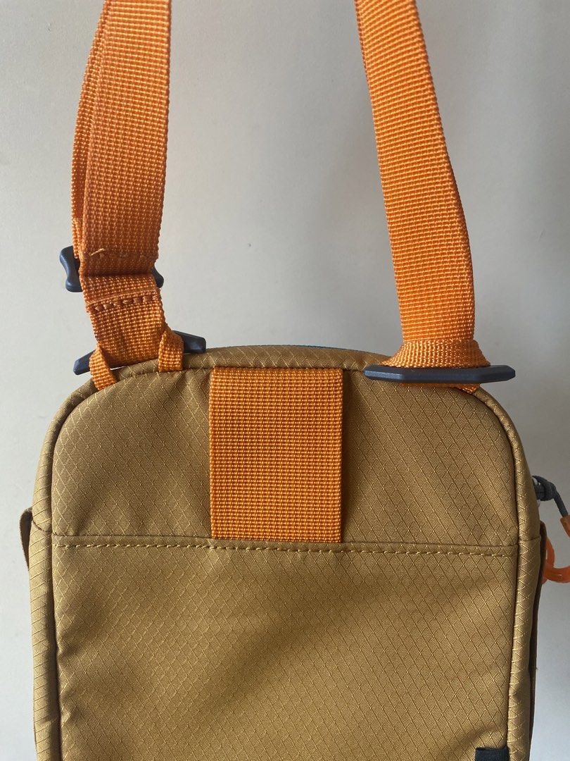 Osprey Crossbody Bag (Category: Sling Bags) located in Manila. Submitted by declutterine (Listing ID 1428444030, Image 3). Description: Super good condition, hindi ko pa nagagamit Shipping / Delivery fee c/o buyer.