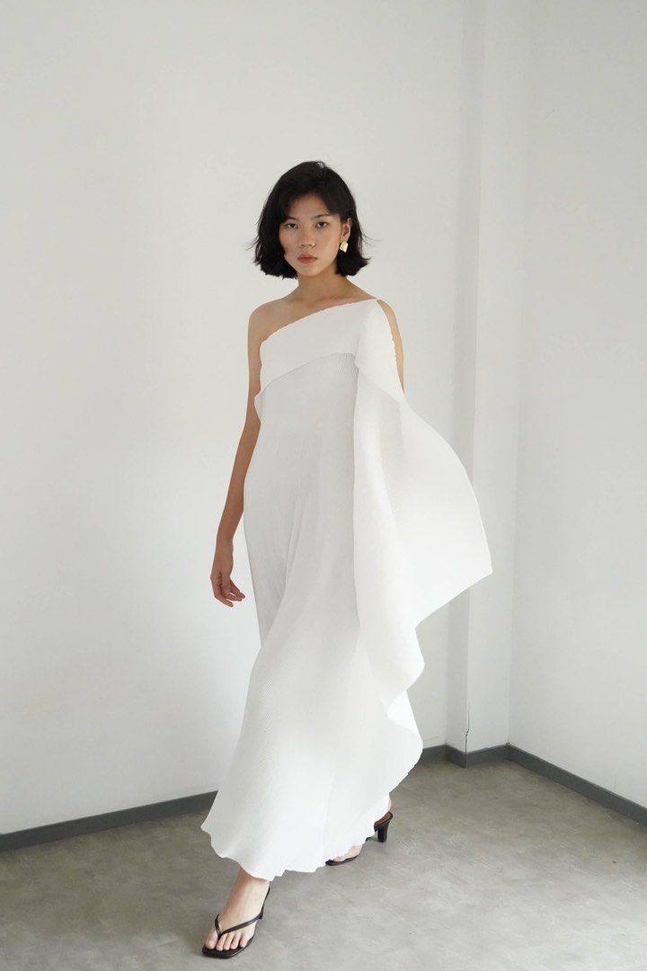 PAFON Gema Dress - Broken White (Category: Dresses) located in Quezon City. Submitted by SomeThingsMustGo.ph (Listing ID 1428601493, Image 2). Description: Brand New with tag and velvet pouch PAFON Gema Dress - Broken White Size Medium Bust 78-106 cm Length 130 cm ₱1,500 📍Novaliches, Qc .