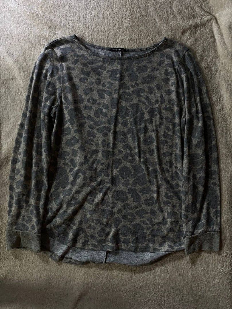 Pink Clover Leopard Print (Category: Activewear) located in Baguio. Submitted by wrmbaldiezthrift (Listing ID 1428574723, Image 2). Description: W 20 L 26.5 Issue: none.