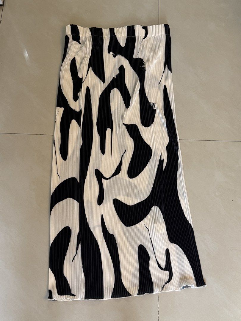 PLUS SIZE BOTTOMS (Category: Skirts) located in Antipolo. Submitted by plusprevoled (Listing ID 1428432224, Image 1). Description: Long skirt 200 Office Creme pants 200 Office Black pants 200 Skort Brown 100 Skort Floral 150 Royal blue HW short 200 Take all for 800.