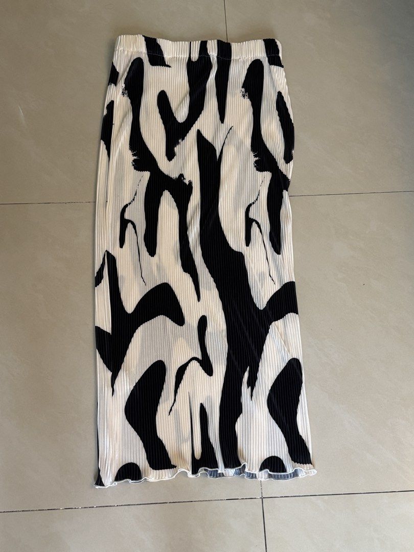PLUS SIZE BOTTOMS (Category: Skirts) located in Antipolo. Submitted by plusprevoled (Listing ID 1428432224, Image 2). Description: Long skirt 200 Office Creme pants 200 Office Black pants 200 Skort Brown 100 Skort Floral 150 Royal blue HW short 200 Take all for 800.