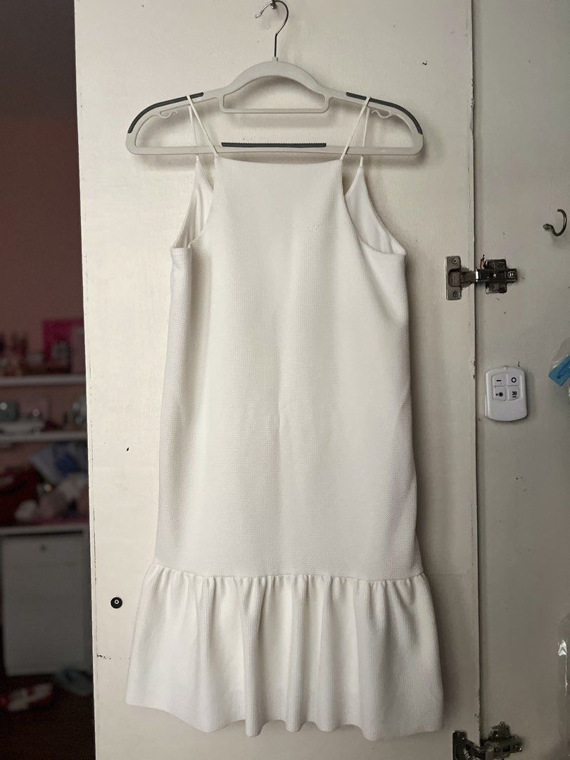 Preloved Zara Halter Dress (Category: Dresses) located in Quezon City. Submitted by ramnayeon_ (Listing ID 1428474762, Image 1). Description: - size: M-L - waist: 36 in.
