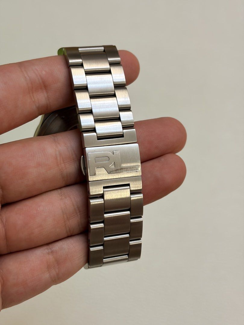 Ralph Lauren 積家JLC 機芯 Sporting Chronograph 45mm Steel （分類：手錶）位於 Hong Kong。 由 sky_high_meow 提交（商品編號 1428580447，圖片 3）。簡介： Ralph Lauren Sporting Chronograph 手錶，黑色錶盤，不銹鋼錶帶。錶盤上有計時功能，錶背可見機芯。附帶原裝盒、說明書和額外的錶帶鏈節。錶帶上有Ralph Lauren的標誌。整體設計簡潔大方，適合日常佩戴。 Fullset 齊格 JLC 計時機芯 。