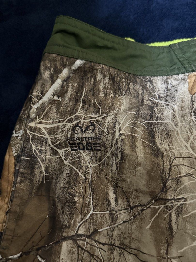 Realtree Edge Camo Board Shorts (Category: Swim Trunks & Board Shorts) located in Cagayan de Oro. Submitted by twice.but.nice.blackmarket (Listing ID 1428559181, Image 3). Description: - Excellent condition - Height 19 - Waist 32 - Leg hole 12 Pattern: Official Realtree Edge camo, which features realistic tree branches and leaves. Design: These are typically board shorts or swim trunks, often featuring a drawstring waist and sometimes a mesh lini
