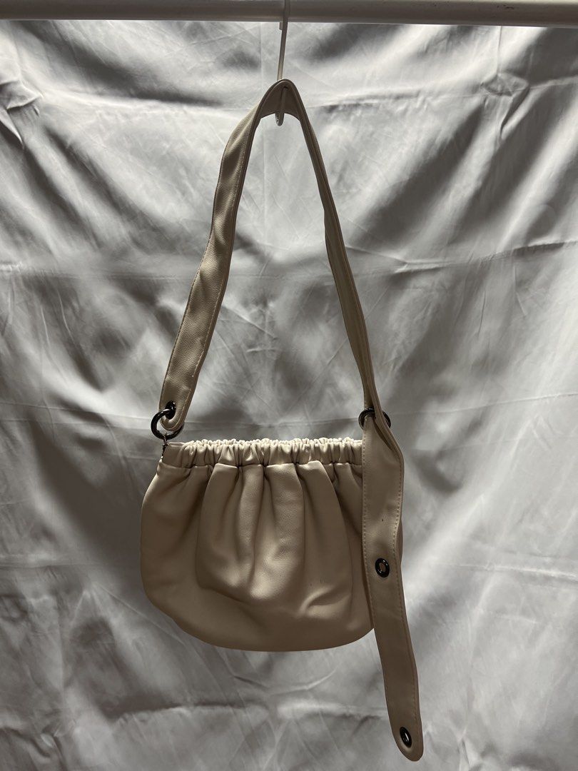 Samo Ondoh Egg Bag in Cream (Category: Shoulder Bags) located in Cebu City. Submitted by sunnycartph (Listing ID 1428531275, Image 2). Description: .