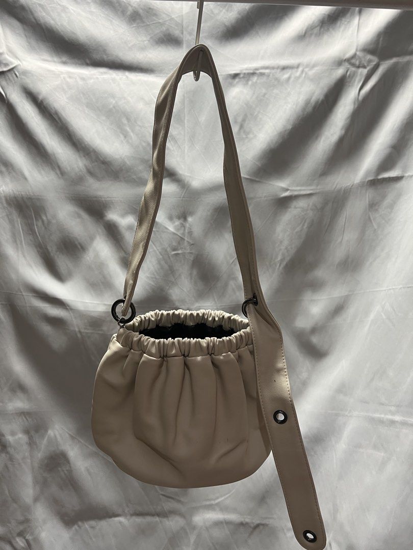 Samo Ondoh Egg Bag in Cream (Category: Shoulder Bags) located in Cebu City. Submitted by sunnycartph (Listing ID 1428531275, Image 1). Description: .