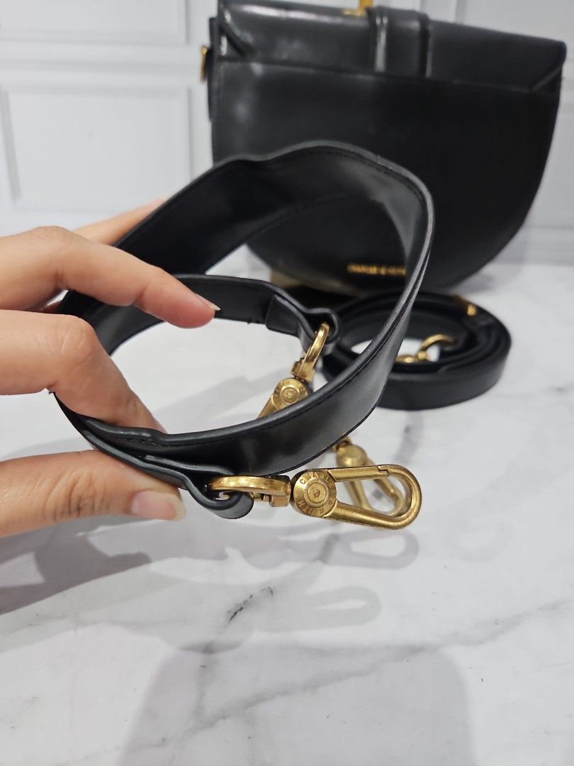 Sling Bag Charles&Keith Gabine Saddle Hitam (Kategori: Tas & Dompet Wanita) berada di Jakarta Selatan. Dikirim oleh prelovedku_88 (ID iklan 1428457945, Gambar 2). Deskripsi: - uk. 23 x 17 cm. - bukan b a r u. - furing bersih. - lengkap 2 tali bawaan dan tag dalam. - warna pekattt. - cakeppp bangettt..