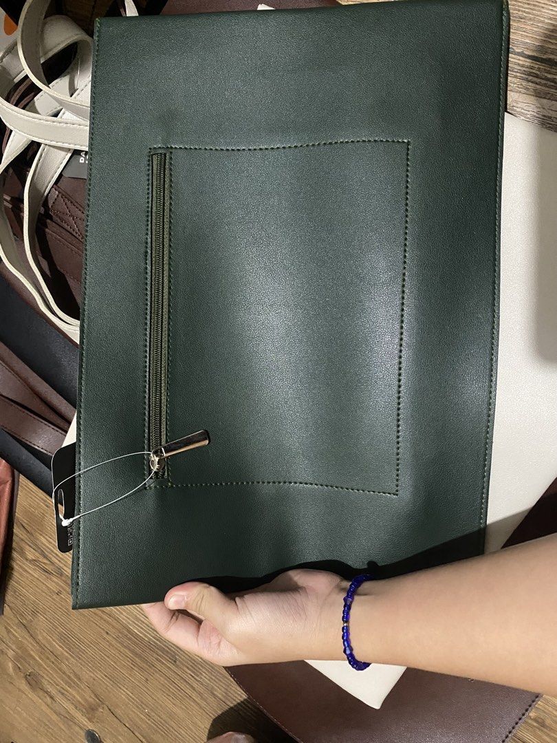 Straightforward Dark Green Laptop Case (Category: Laptop Bags & Sleeves) located in Makati City. Submitted by rewear_ (Listing ID 1428517295, Image 3). Description: .