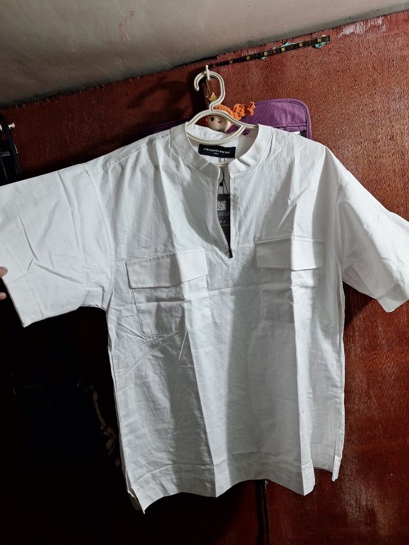 Straightforward top Men's Karge Shirt (White) (Category: Tshirts & Polo Shirts ) located in Manila. Submitted by cassandruhh (Listing ID 1428514659, Image 1). Description: - Brand new w/ tag - Color white - Size: Men's Small Rfs: change of mind mop: gcash shipping: lalamove, gogoxpress only.