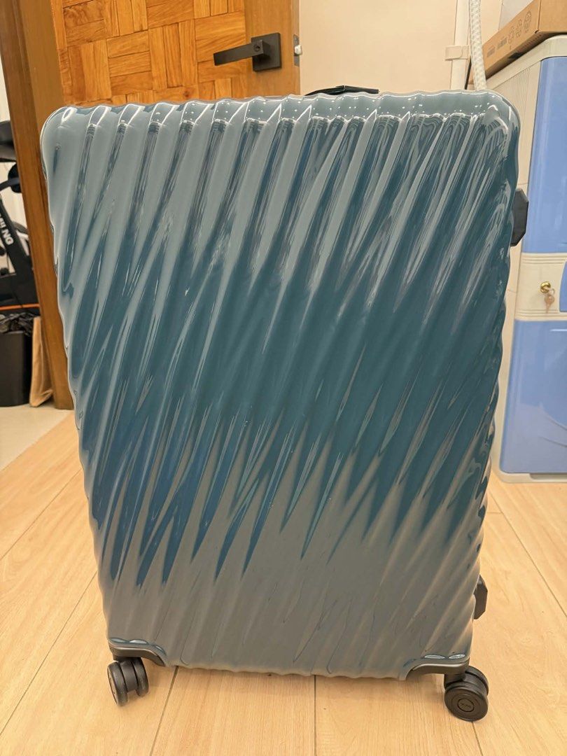 TUMI LUGGAGE (Category: Luggage) located in Manila. Submitted by siomai_shaimma (Listing ID 1428471878, Image 1). Description: 76K SRP, TAG PRICE STILL INTACT SELLING FOR 50K ONLY.