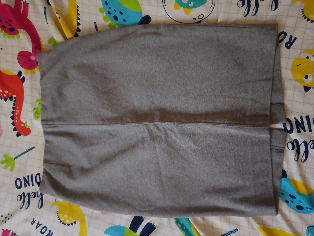 Uniqlo Gray Pencil Skirt (Category: Skirts) located in Quezon City. Submitted by mommagecko (Listing ID 1428524057, Image 2). Description: Uniqlo Gray Pencil Skirt fits small size ships thru J&T 📍Quezon City.