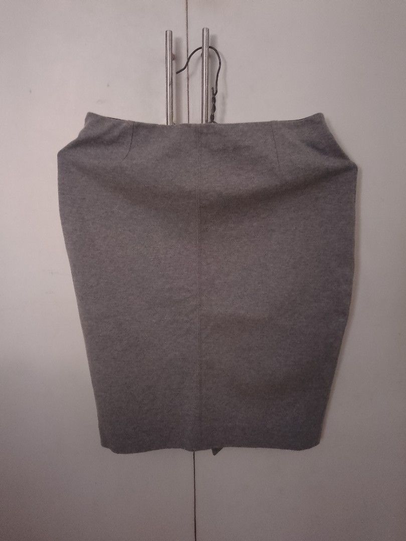 Uniqlo Gray Pencil Skirt (Category: Skirts) located in Quezon City. Submitted by mommagecko (Listing ID 1428524057, Image 1). Description: Uniqlo Gray Pencil Skirt fits small size ships thru J&T 📍Quezon City.