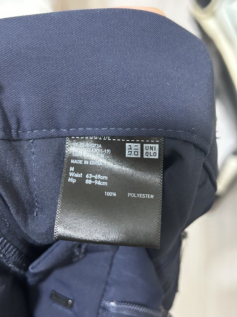 Uniqlo | Smart Ankle Pants - Navy blue (Category: Other Bottoms) located in Tuguegarao City. Submitted by notacoolkid (Listing ID 1428465326, Image 2). Description: Needs washing.
