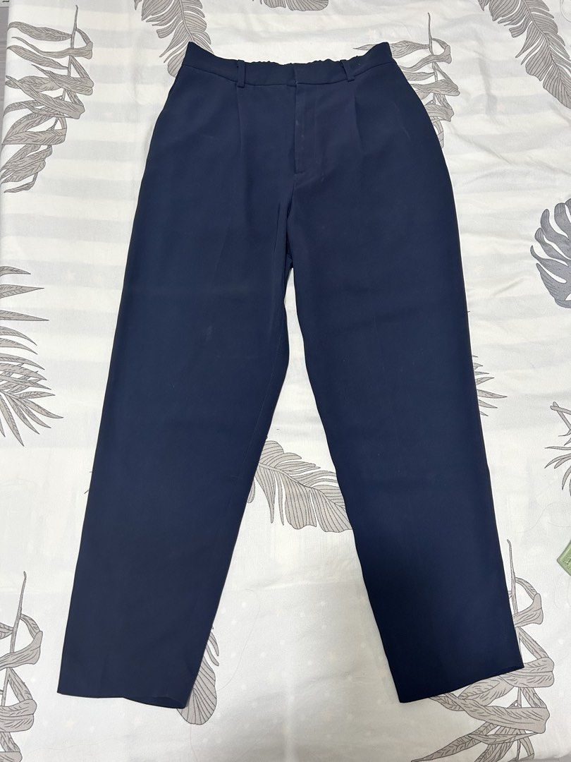 Uniqlo | Smart Ankle Pants - Navy blue (Category: Other Bottoms) located in Tuguegarao City. Submitted by notacoolkid (Listing ID 1428465326, Image 1). Description: Needs washing.