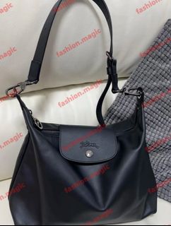 (Category: ) located in . Submitted by fashion.luxe.collection (Listing ID 1428723747, Image 1). Description: .