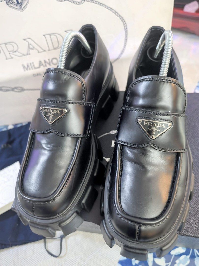 🔥 Prada Monolith Leather Loafers – Authentic 🔥 (Category: Dress Shoes) located in Mandaluyong City. Submitted by juno1986 (Listing ID 1428770282, Image 2). Description: ✨ Details:• Brand: Prada• Model: Monolith Leather Loafers• Material: Premium leather• Color: (indicate color – usually black)• Chunky rubber sole (signature Monolith design)• Made in Italy 💯 Condition: Very good condition• Minimal signs of use• Well-maintained 📦 Inclusions:• b