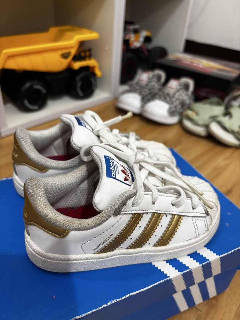 Adidas Superstar Toddler Shoes (Category: Babies & Kids Fashion) located in Valenzuela. Submitted by cmdgbaby (Listing ID 1428714568, Image 3). Description: 💎 AUTHENTIC ADIDAS SUPERSTAR TODDLER SNEAKERS 💎 • Size: US 7K (perfect for little ones aged ~1–3 years) • Colorway: Classic White with Metallic Gold Stripes • Condition: Gently used – still in great shape with minor signs of wear (nothing that affects style or function!) just needs cleanind