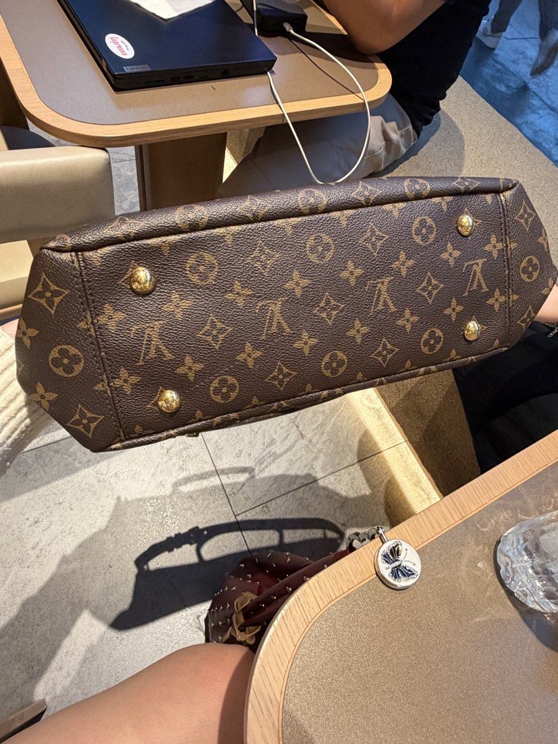 AUTHENTIC LV PALLAS (Category: Luxury Bags & Wallets) located in Manila. Submitted by cjcanono0656636 (Listing ID 1428721218, Image 2). Description: Pre-Owned LV Pallas for sale! Price can be negotiated. No damage but there are signs of usage No Dust bag No Box.