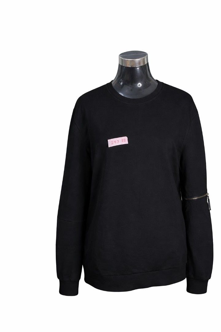Black Sweatshirt with Zipper Detail (Category: Longsleeves) located in Quezon City. Submitted by azazyel (Listing ID 1428747550, Image 1). Description: Black sweatshirt with a crew neck and long sleeves. Features a zipper detail on the left sleeve. There is a small pink tag on the chest. The cuffs and hem are ribbed. A simple and versatile piece for everyday wear..