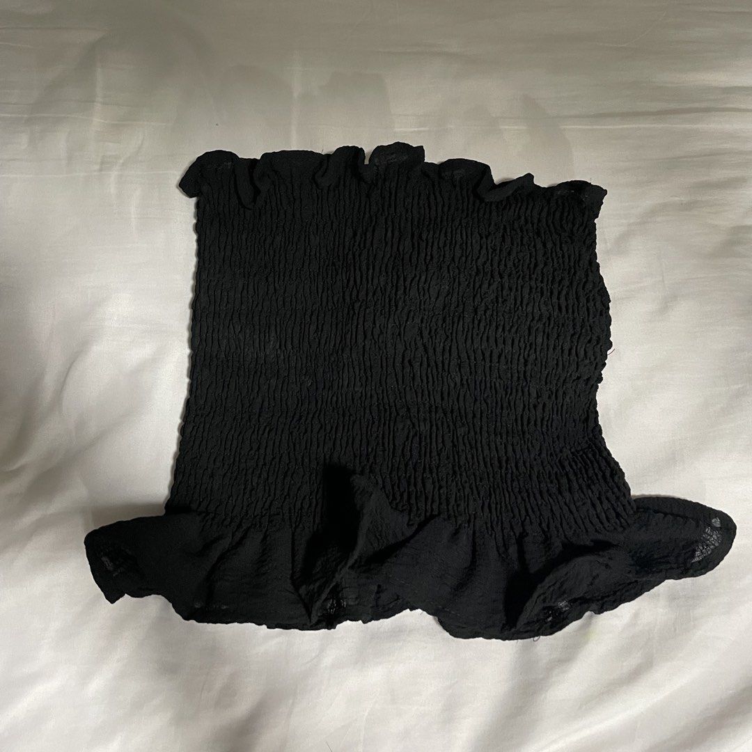 Black Tube Top with Ruffle Hem (Category: Others Tops) located in San Fernando. Submitted by cassielicious (Listing ID 1428719684, Image 1). Description: Size: Extra Small to Small .