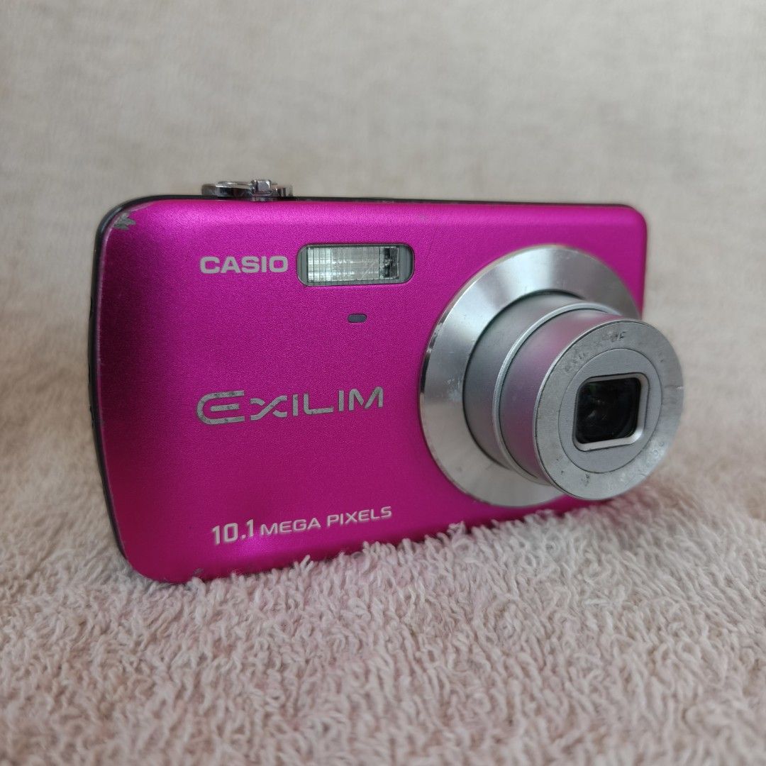 Casio Exilim EX-Z33 (Category: Cameras) located in Manila. Submitted by bajustine (Listing ID 1428651838, Image 3). Description: Casio Exilim EX-Z33 (FOR PARTS/REPAIR) ‎🏷️ ₱400 + shipping fee (fixed)‼️ + Good motherboard ‎+ Battery door fully functional - Flash not working - No LCD -Blurry output ‎Inclusions 🎁 ‎• 1x Casio Exilim EX-Z33.