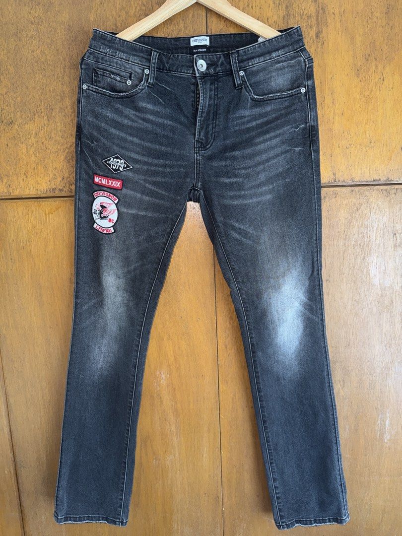 Chevignon Slim Straight Jeans - W31-L32 (Category: Jeans) located in Daraga. Submitted by cariboy_1125 (Listing ID 1428623563, Image 2). Description: size 31 on tag (31-34x42) semi-stretch.