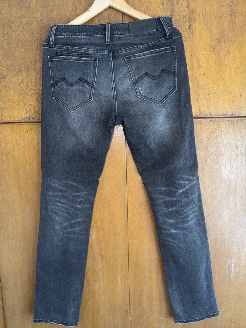 Chevignon Slim Straight Jeans - W31-L32 (Category: Jeans) located in Daraga. Submitted by cariboy_1125 (Listing ID 1428623563, Image 3). Description: size 31 on tag (31-34x42) semi-stretch.