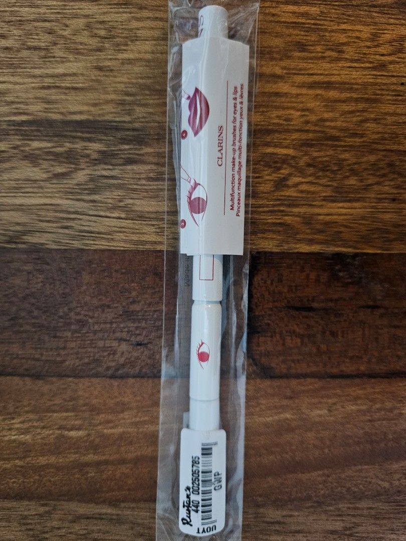 Clarins Multifunction Travel Makeup Brush (Category: Makeup) located in Los Banos. Submitted by acleancloset (Listing ID 1428771325, Image 1). Description: Clarins multifunction makeup brush for eyes and lips. It is a GWP (Gift With Purchase) item..