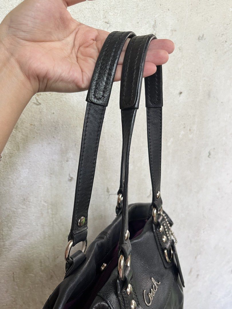 Coach Ashley Caryall (Category: Luxury Bags & Wallets) located in Panglao. Submitted by ag.prelovedbags (Listing ID 1428710135, Image 3). Description: - Coach Ashley Carryall shoulder bag - Classic black color - Made of leather - Spacious interior with purple lining - Ideal zipper - Stylish and practical design (charm not included).