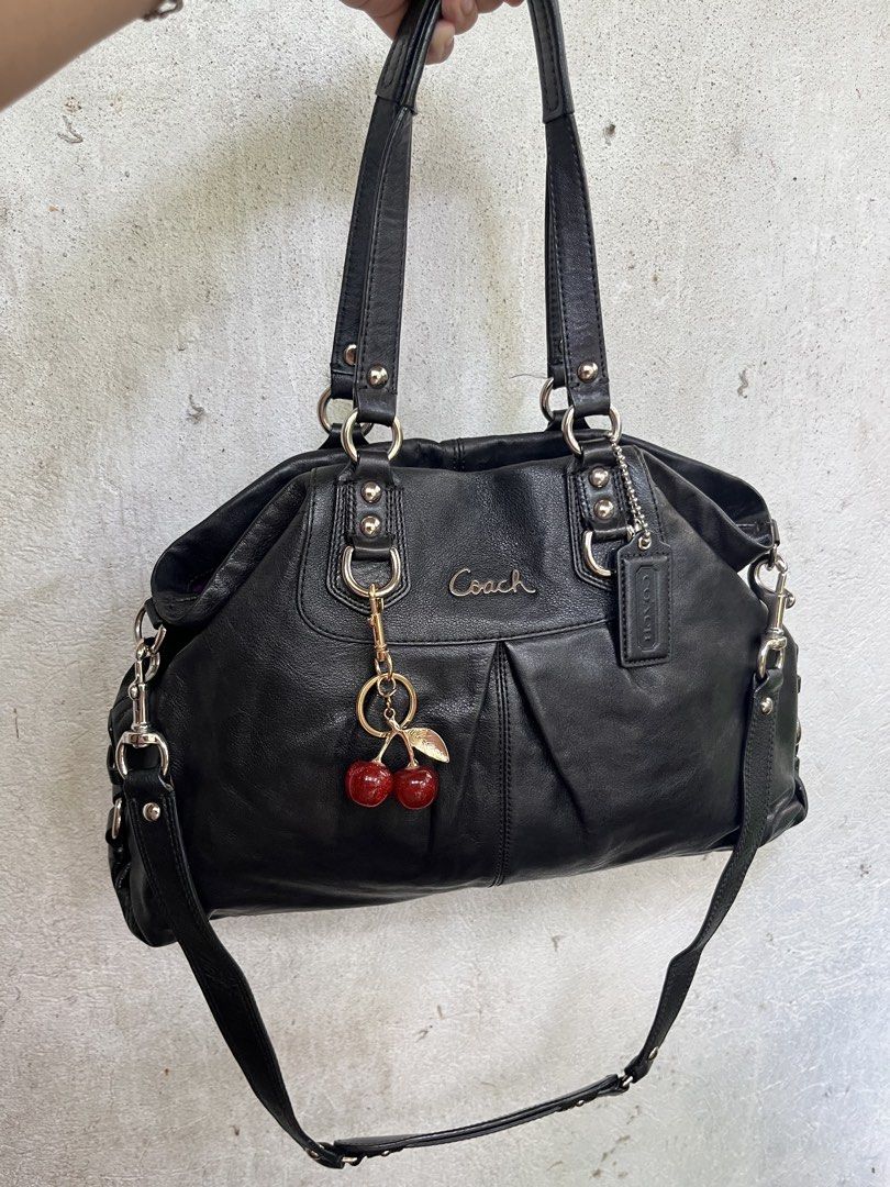 Coach Ashley Caryall (Category: Luxury Bags & Wallets) located in Panglao. Submitted by ag.prelovedbags (Listing ID 1428710135, Image 1). Description: - Coach Ashley Carryall shoulder bag - Classic black color - Made of leather - Spacious interior with purple lining - Ideal zipper - Stylish and practical design (charm not included).