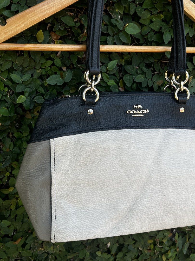 Coach Brooke Carryall Handbag (Category: Luxury Bags & Wallets) located in Bacolod City. Submitted by gthriftwear6100 (Listing ID 1428735955, Image 2). Description: Coach Brooke Carryall Handbag Minor flaws but now visible Ideal zipper🔥 Handbag 👜 Location: Bacolod City Neg Occ.