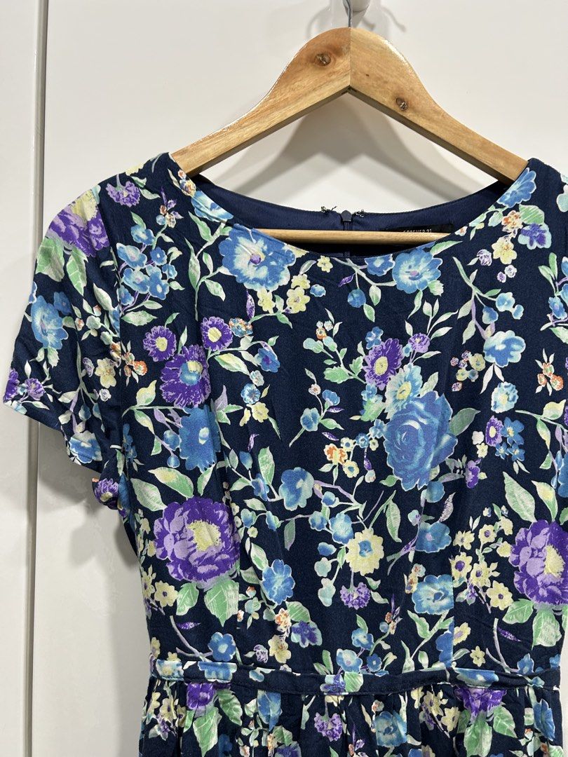 Forever21 Floral Dress (Category: Dresses) located in Mexico. Submitted by prelovedanne18 (Listing ID 1428757518, Image 2). Description: Forever21 Floral Dress - L on tag Backzip With lining Bust: 36” Waist: 30” Length: 32” ₱240 Sf starts at ₱95.