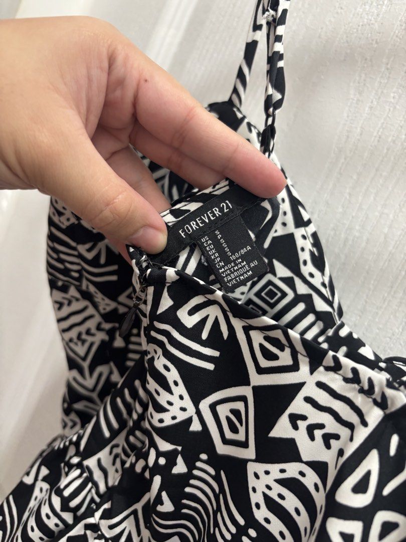 Forever 21 Dress (Category: Dresses) located in Makati City. Submitted by declutterwithmeeeee (Listing ID 1428633249, Image 3). Description: - Back zipper - Thin padding Perfect for casual outfits, beach trips, or festivals..