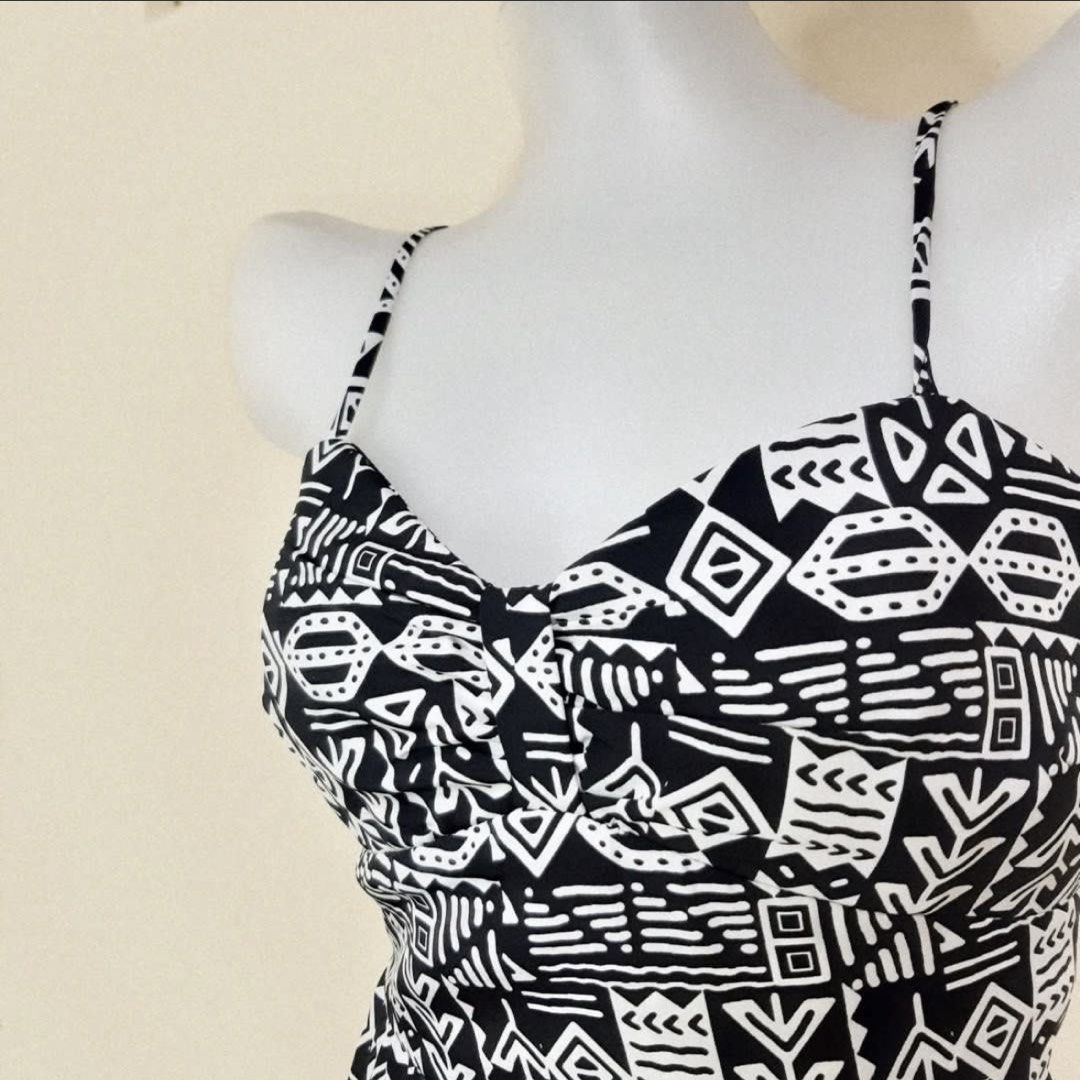 Forever 21 Dress (Category: Dresses) located in Makati City. Submitted by declutterwithmeeeee (Listing ID 1428633249, Image 2). Description: - Back zipper - Thin padding Perfect for casual outfits, beach trips, or festivals..