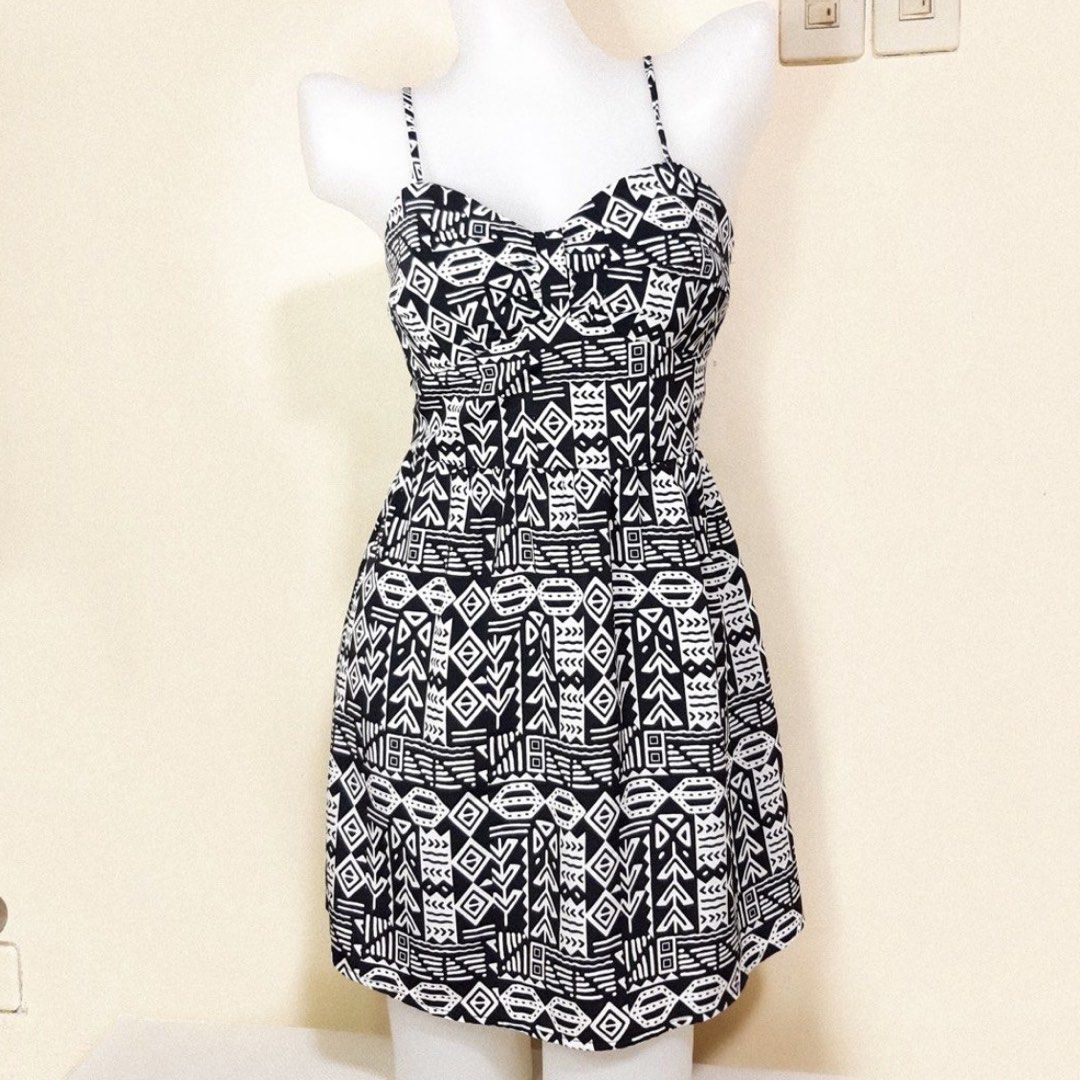 Forever 21 Dress (Category: Dresses) located in Makati City. Submitted by declutterwithmeeeee (Listing ID 1428633249, Image 1). Description: - Back zipper - Thin padding Perfect for casual outfits, beach trips, or festivals..