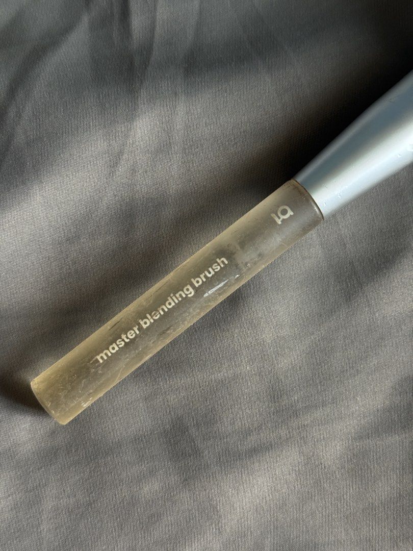 GRWM Master Blending Brush (Category: Makeup) located in Manila. Submitted by stuffbyabby (Listing ID 1428649744, Image 2). Description: AVAILABLE AND LAST PRICE na. Low ballers will be ignored. If hindi afford, wag na mag inquire. Don’t waste time asking if available pa. It’s available as long as this post is not marked sold and interested buyers haven’t paid. RFS: Don’t use this brush anymore. Natambak lang. Handle is sticky due to dirt. Once y