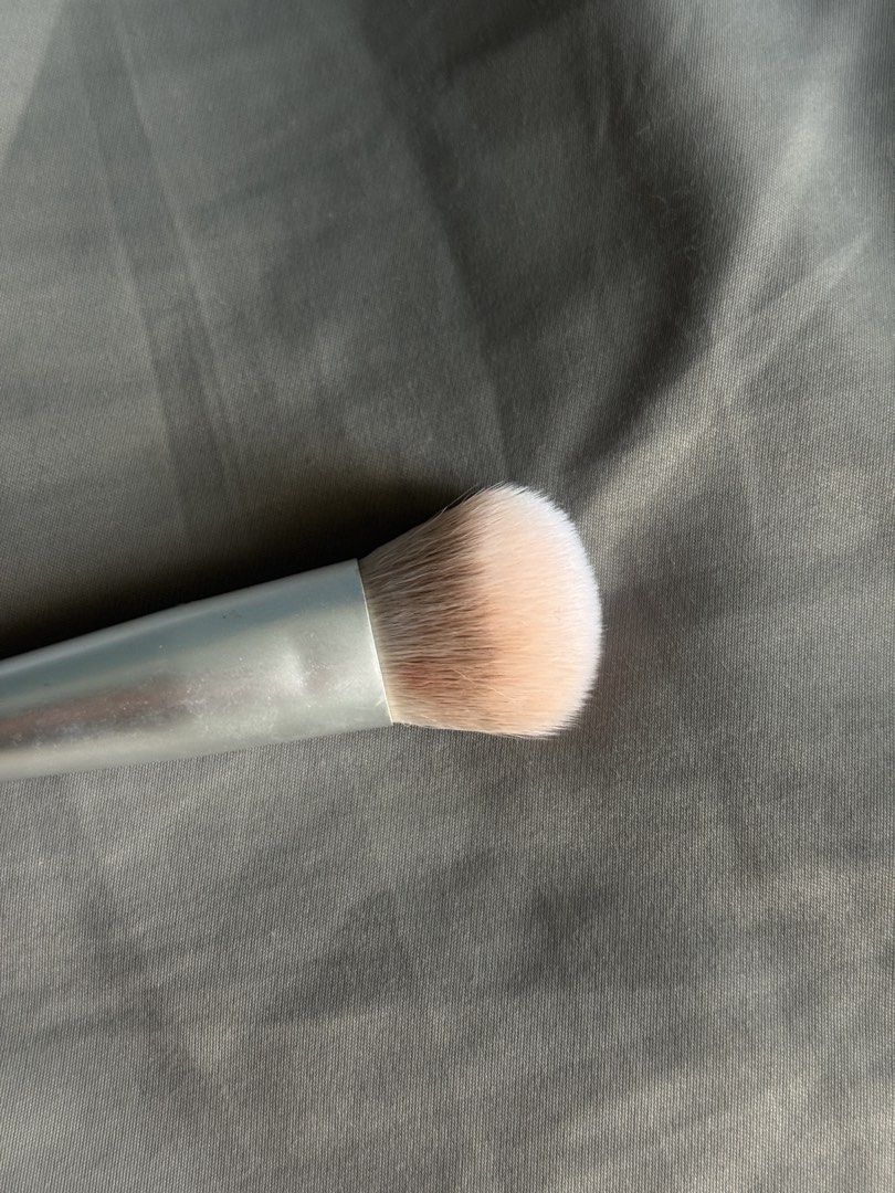 GRWM Master Blending Brush (Category: Makeup) located in Manila. Submitted by stuffbyabby (Listing ID 1428649744, Image 3). Description: AVAILABLE AND LAST PRICE na. Low ballers will be ignored. If hindi afford, wag na mag inquire. Don’t waste time asking if available pa. It’s available as long as this post is not marked sold and interested buyers haven’t paid. RFS: Don’t use this brush anymore. Natambak lang. Handle is sticky due to dirt. Once y