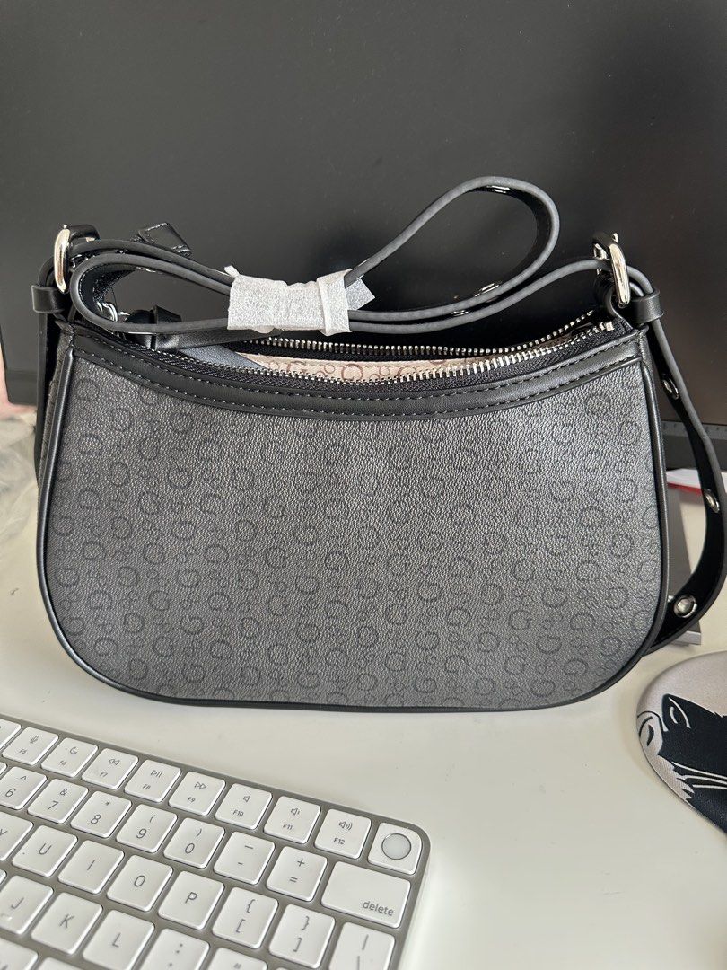 Guess Los Angeles Shoulder Bag (Category: Shoulder Bags) located in Cavite. Submitted by emeged (Listing ID 1428622235, Image 3). Description: Two way bag Kili kili bag/shoulder bag Sling bag.