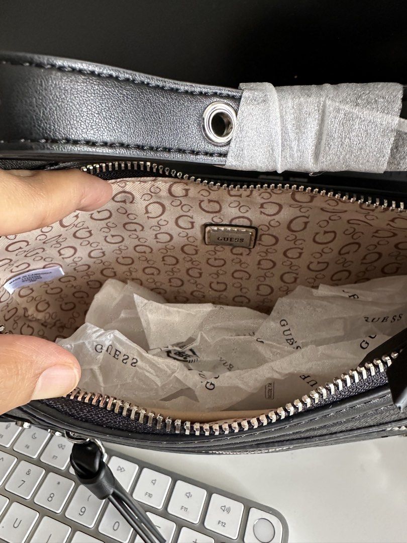 Guess Los Angeles Shoulder Bag (Category: Shoulder Bags) located in Cavite. Submitted by emeged (Listing ID 1428622235, Image 2). Description: Two way bag Kili kili bag/shoulder bag Sling bag.
