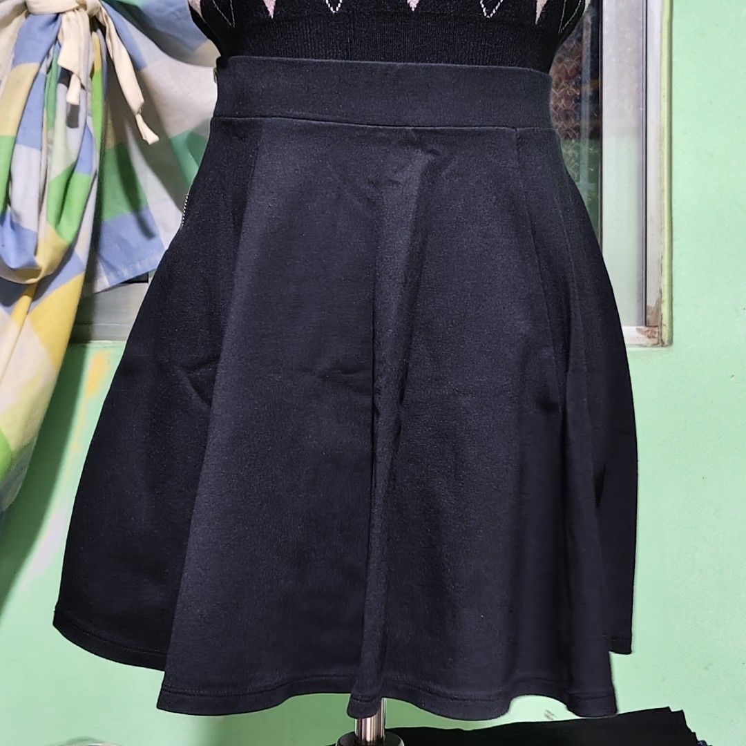 H&M Divided Black Skater Skirt (Category: Skirts) located in Pateros City. Submitted by soshifem (Listing ID 1428656469, Image 3). Description: size small thick, high quality stretchable fabric.