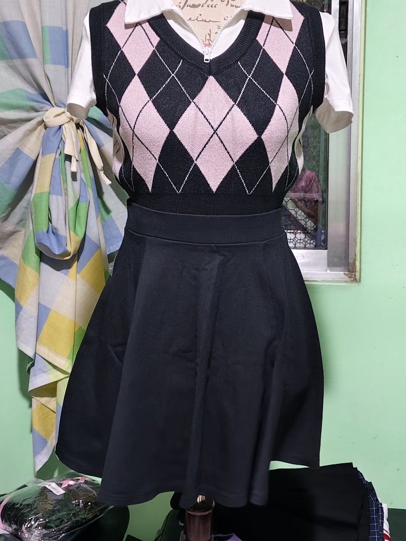 H&M Divided Black Skater Skirt (Category: Skirts) located in Pateros City. Submitted by soshifem (Listing ID 1428656469, Image 2). Description: size small thick, high quality stretchable fabric.