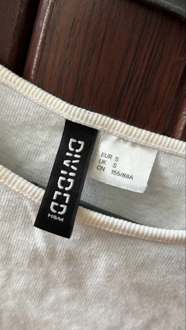 H&M Divided Cropped Top | Pre-loved (Category: Shirts) located in Imus. Submitted by deectr (Listing ID 1428607360, Image 2). Description: - 100% AUTH - well-used .