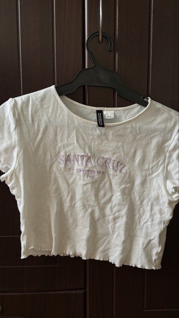 H&M Divided Cropped Top | Pre-loved (Category: Shirts) located in Imus. Submitted by deectr (Listing ID 1428607360, Image 1). Description: - 100% AUTH - well-used .