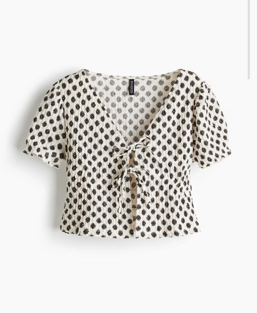 H&M Divided Tie-Front Top (Category: Sleeveless) located in Manila. Submitted by the_cabinetdeclutter (Listing ID 1428617919, Image 1). Description: -Size: XS -Self tie fron top -Brand new -Bought this for 799.