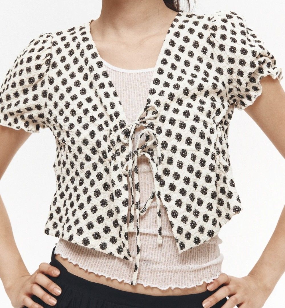 H&M Divided Tie-Front Top (Category: Sleeveless) located in Manila. Submitted by the_cabinetdeclutter (Listing ID 1428617919, Image 2). Description: -Size: XS -Self tie fron top -Brand new -Bought this for 799.