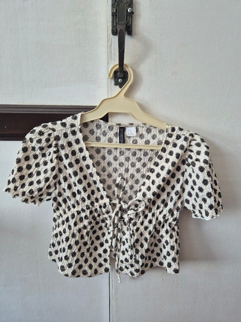 H&M Divided Tie-Front Top (Category: Sleeveless) located in Manila. Submitted by the_cabinetdeclutter (Listing ID 1428617919, Image 3). Description: -Size: XS -Self tie fron top -Brand new -Bought this for 799.