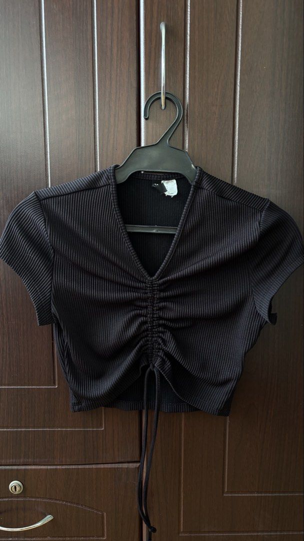 H&m Ruched Crop Top |Pre-loved (Category: Blouses) located in Imus. Submitted by deectr (Listing ID 1428606685, Image 1). Description: - 100% AUTH - used a few times, still good quality RFS: Not used anymore..