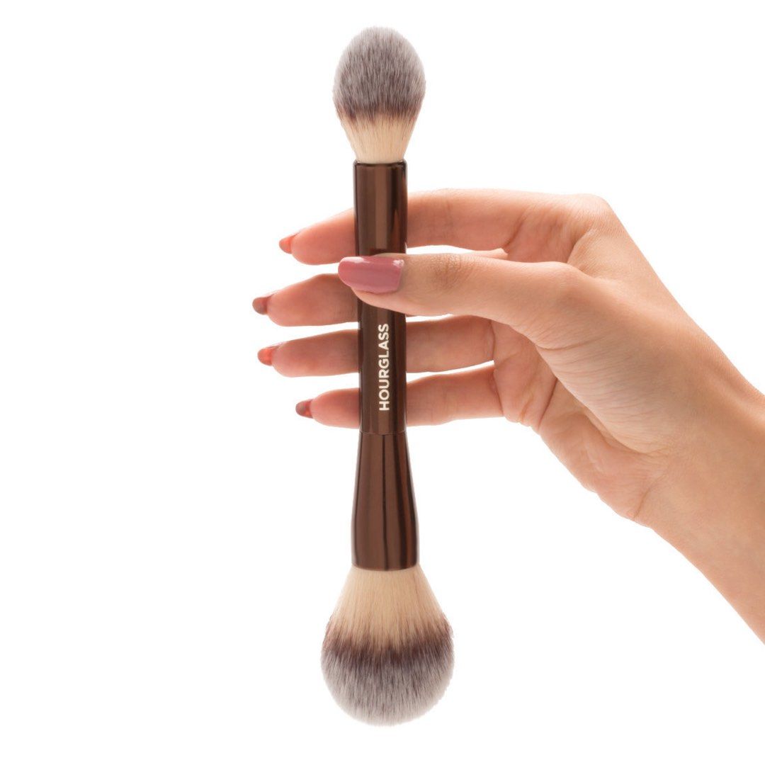 Hourglass Ambient Lighting Edit Brush (Category: Makeup) located in Manila. Submitted by decluterthings888 (Listing ID 1428773933, Image 2). Description: .