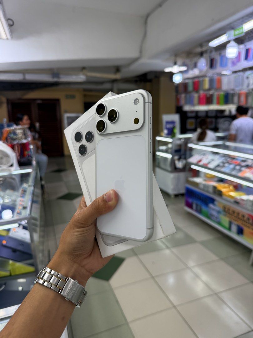 iPhone 17 Pro Max "ESIM" 512gb with box OPENLINE 100 batt (Category: iPhone 17 Series) located in Manila. Submitted by carimgadgets (Listing ID 1428676768, Image 2). Description: - iPhone 17 Pro Max - Silver Color - 512GB Storage - Openline - Includes Original Box - 100% Battery Health.